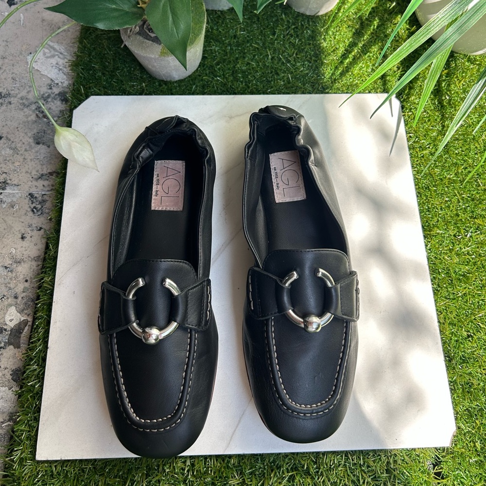 Moccasin with piercing
Midnight SHERYL MOC | AGL
S445.00 size 7.5 - Picture 8 of 16